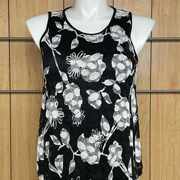 Lavish Tops - Lavish Black and White Sleeveless Tank Top SZ-M